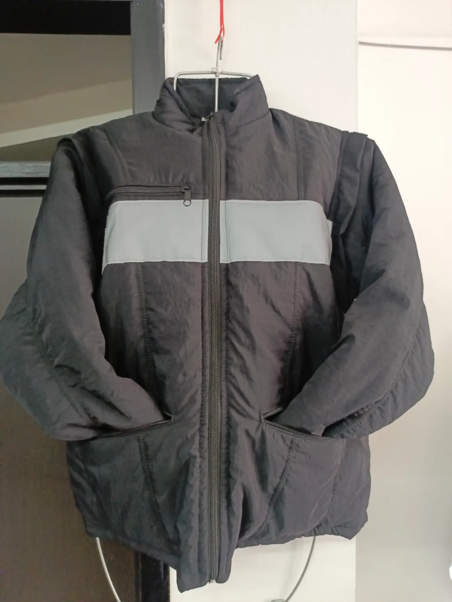 Chaqueta abullonada con mangas retirables