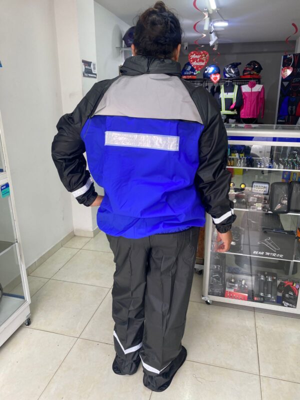Impermeable siliconado con manga resortada - Imagen 2