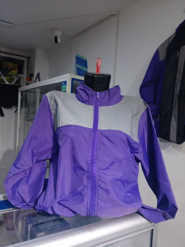 Chaqueta cortavientos reflectiva morada
