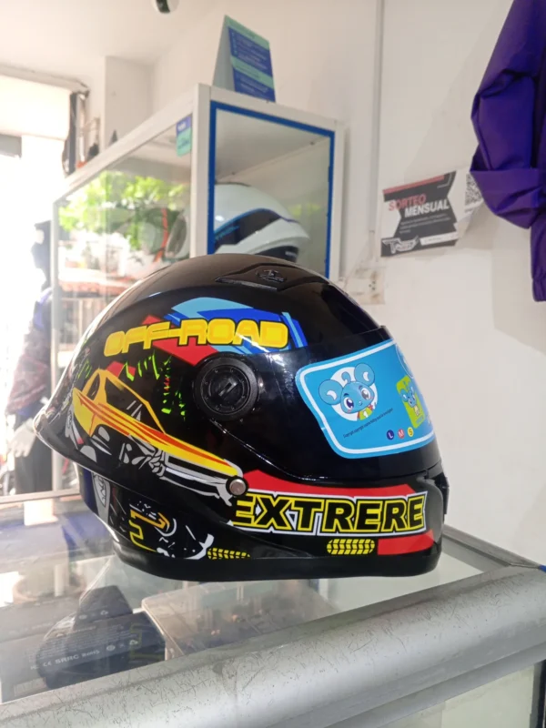 Casco para niño KRM integral. Diseño carro off-road brillante