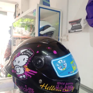 Casco para niña KRM integral. Diseño de Hello Kitty negro/rosado brillante